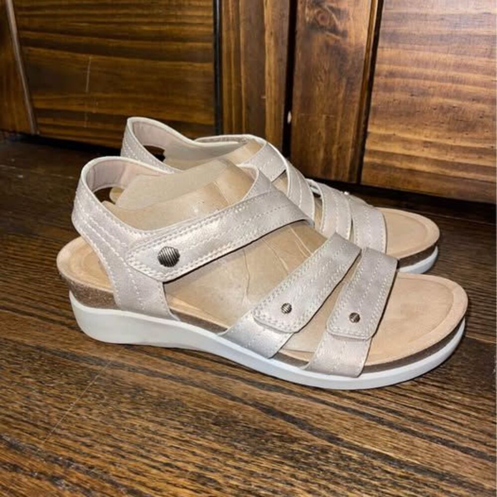 Clark’s Women’s Shoes Size 8 Sandals Small Heel Gold